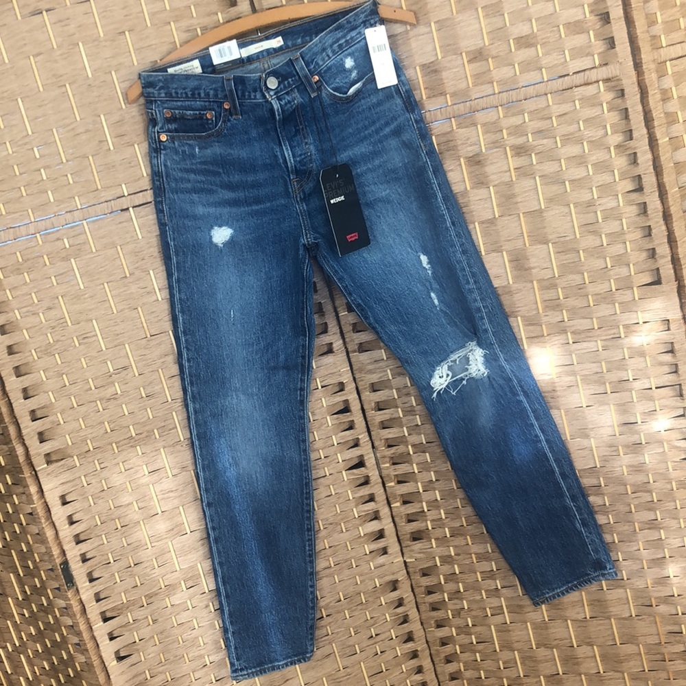 New Levi’s Wedgie Distressed Size 26